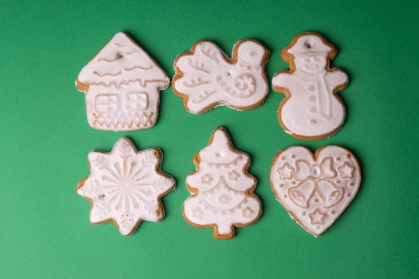 Varias galletas hechas a mano en forma de esmalte en forma de C — Foto de Stock
