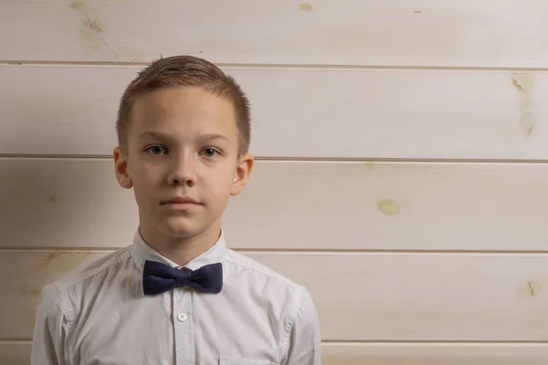 10 years old boy with a serious expression on the background of — Stock Photo, Image