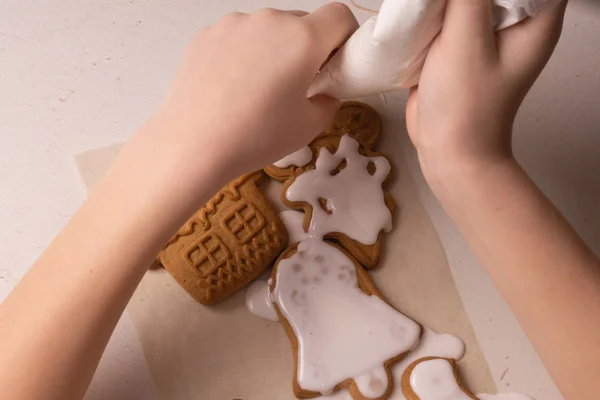 Ein 10-jähriger Junge glasiert Kekse mit einem Kochbeutel. Handgemacht. Kreativität der Kinder. — Stockfoto