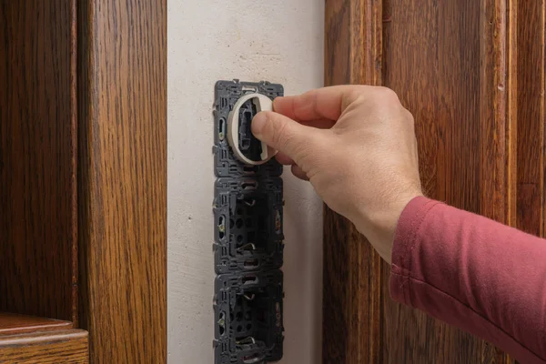 Installation de prise. Un maître électricien installe un connecteur électrique dans un intérieur classique . — Photo