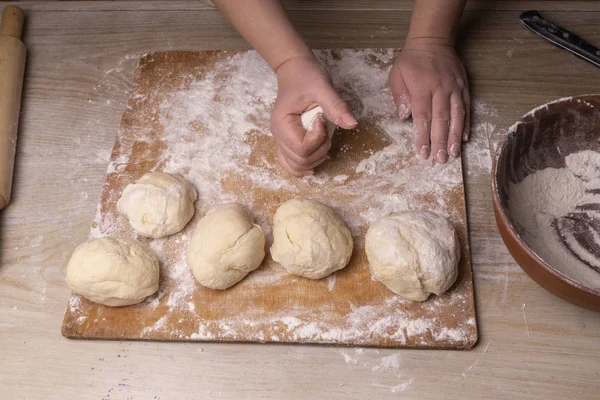 A woman kneads the dough. Plywood cutting board, wooden flour si — Stock Photo, Image