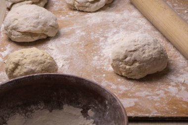 Hamur topları. Çizgi film kesme tahtası, ahşap elek ve ahşap raptiye - hamur yapmak için araçlar