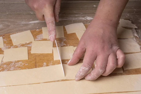 Eine Frau Schneidet Den Teig Mit Einem Weißen Keramikmesser Quadrate — Stockfoto