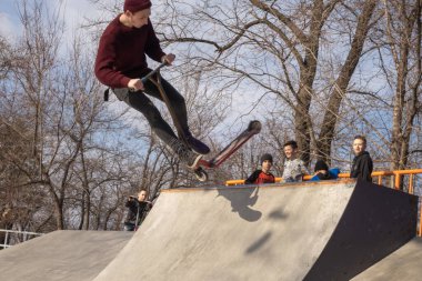 Gençler bir kaykay parkında karantina altında vakit geçiriyorlar. 20.03.01. Odessa 'da. Ukrayna