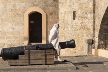 Yaşlı bir kadın meditasyon yapar ve ortaçağ topunun üzerinde otururken uzaklara bakar. 20.03.01. Odessa 'da. Ukrayna
