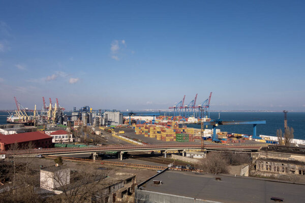 Одесский морской торговый порт. Вид с берега с территории парка Шевченко. 2020-е годы. Одесса. Украина
