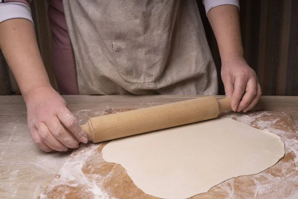 Seorang Wanita Berguling Keluar Adonan Plywood Memotong Papan Tepung Kayu — Stok Foto