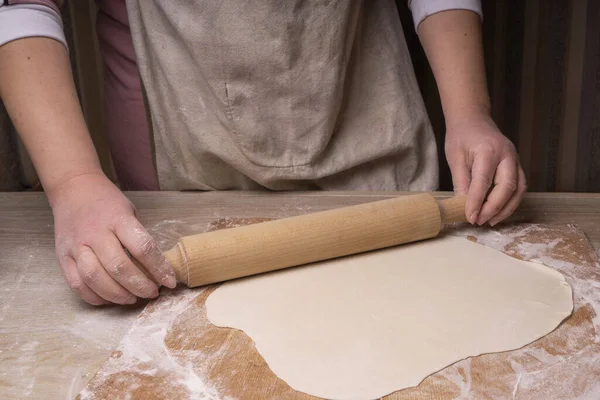 Una Donna Tira Fuori Soldi Tagliere Compensato Setaccio Farina Legno — Foto Stock