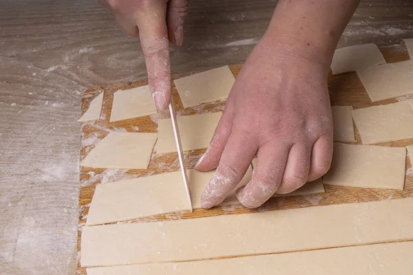 Eine Frau Schneidet Den Teig Mit Einem Weißen Keramikmesser Quadrate — Stockfoto