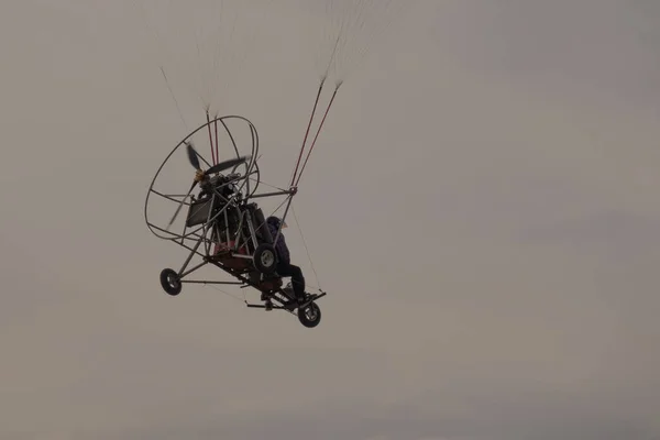 Parapendio sul lago su una spiaggia sabbiosa . — Foto Stock