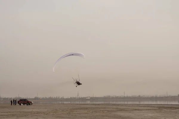 Parapendio sul lago su una spiaggia sabbiosa . — Foto Stock