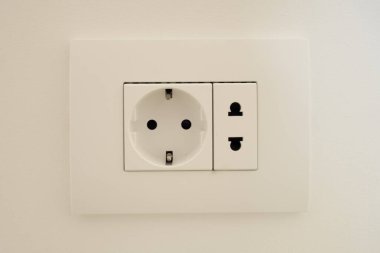 Topraklama ve ABD 'nin standart prizlerinden oluşan bir blok beyaz prizler