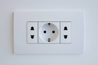 Bir AB standart prizi, topraklama ve iki ABD standart prizinden oluşan beyaz prizler