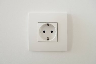 Soket, topraklanmış beyaz AB standardıdır