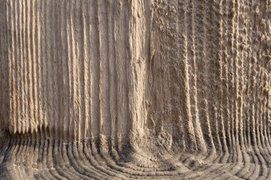 Tuz parçacıklarıyla kaplı antik ahşap sütunların süslü dokusu.