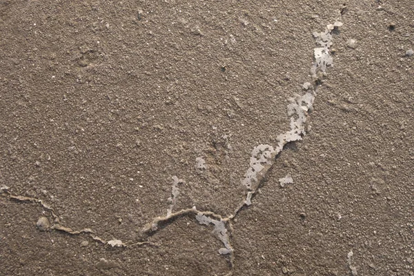 亀裂や塩結晶と乾燥貯水池の砂底 — ストック写真
