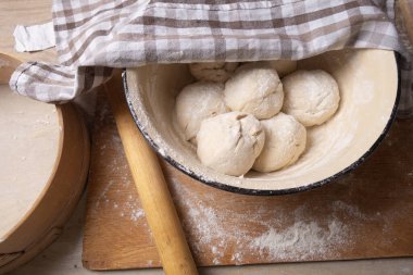 Hamur topları büyük sarı bir kasenin içinde. Evde yemek pişirmek.