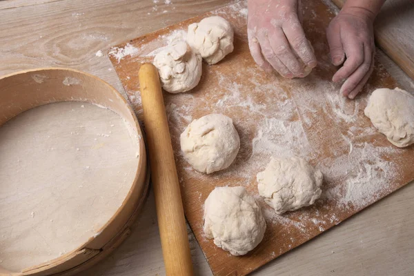 Mains Féminines Mélangeant Pâte Dans Cuisine Maison Photos De Stock Libres De Droits