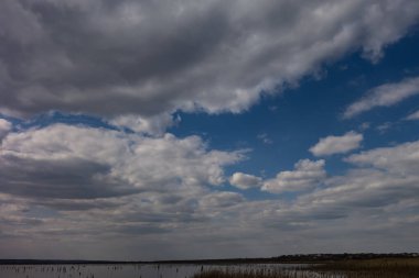 Aşağıda dar bir ufuk çizgisi olan bulutlu, dramatik bir gökyüzü. Yaratıcı vintage arkaplan