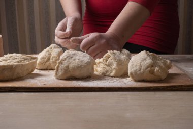 Ev mutfağında hamur karıştıran kadın elleri.