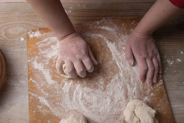 Weibliche Hände Mischen Teig Der Heimischen Küche — Stockfoto