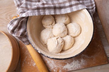 Hamur topları büyük sarı bir kasenin içinde. Evde yemek pişirmek.