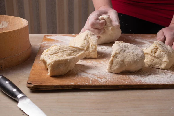 Mains Féminines Mélangeant Pâte Dans Cuisine Maison — Photo