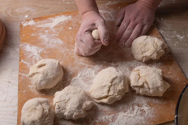 Mains Féminines Mélangeant Pâte Dans Cuisine Maison — Photo