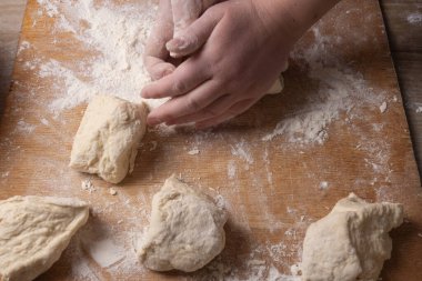 Ev mutfağında hamur karıştıran kadın elleri.