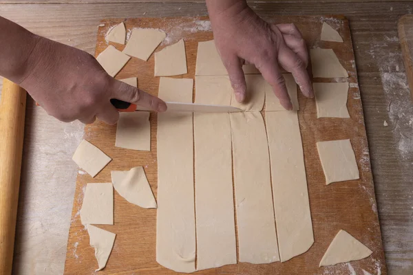 Samice Kroją Ciasto Desce Krojenia Białym Nożem Gotowanie Domu — Zdjęcie stockowe