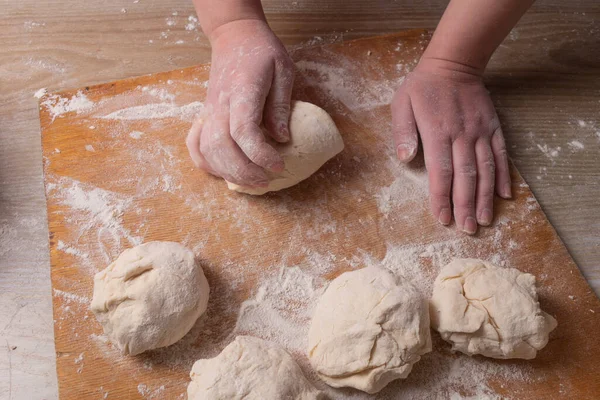 Weibliche Hände Mischen Teig Der Heimischen Küche — Stockfoto
