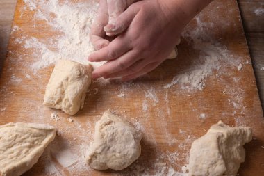 Ev mutfağında hamur karıştıran kadın elleri..