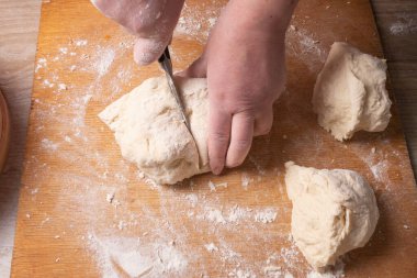 Ev mutfağında hamur karıştıran kadın elleri..