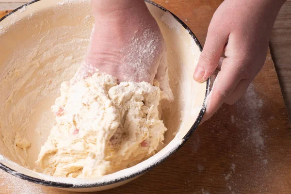 Female hands mixing dough in the home kitchen. — Stock Photo, Image