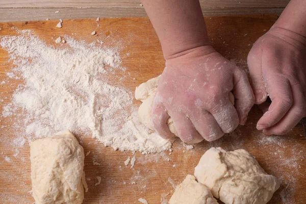 Weibliche Hände mischen Teig in der heimischen Küche. — Stockfoto