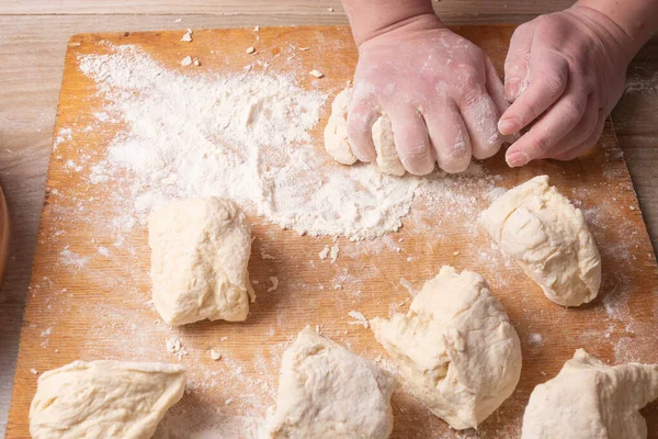 Mãos femininas misturando massa na cozinha da casa . — Fotografia de Stock