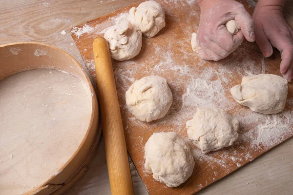 Female hands mixing dough in the home kitchen. — Stock Photo, Image