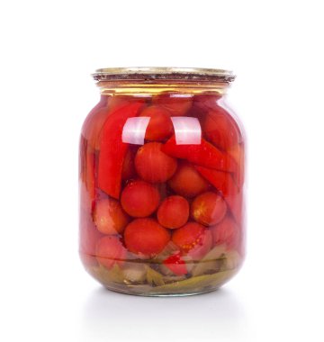 Konserve domates üzerinde beyaz izole