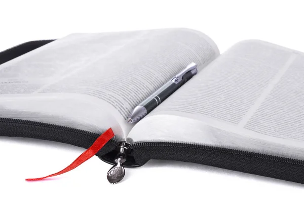 ペンで 白い背景で隔離の聖書 — ストック写真