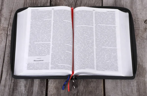 Sacra Bibbia Sullo Sfondo Legno — Foto Stock