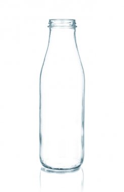 Cam süt şişesi üzerinde beyaz izole 