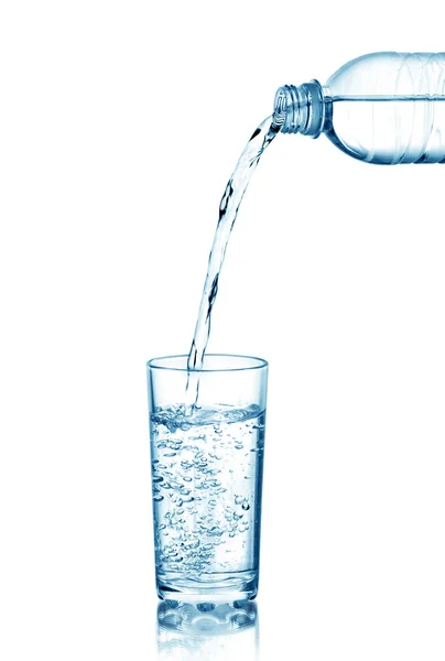 Νερό Χύνοντας Από Μπουκάλι Στο Ποτήρι Απομονωμένο Λευκό — Φωτογραφία Αρχείου
