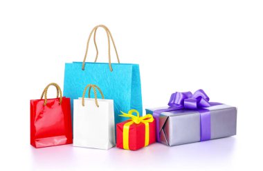 Alışveriş torbaları ve renkli hediye kutuları ile üzerine beyaz izole yay, 