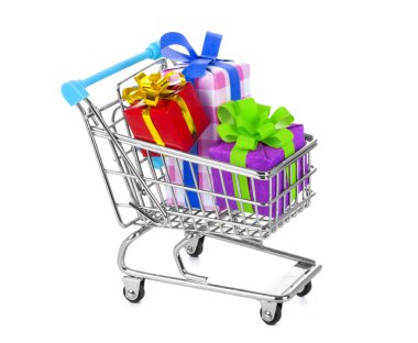 Alışveriş sepeti ile izole beyaz arka plan üzerinde renkli hediyeler