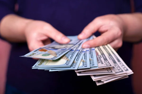 Elinde Amerikan Doları