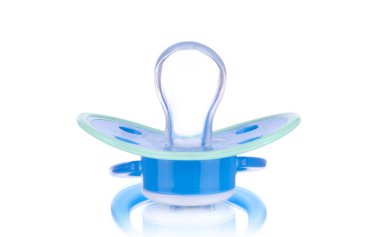 Beyaz izole mavi bebek emziği