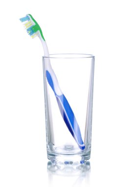 Camda diş fırçaları, beyaz renkte izole edilmiş.