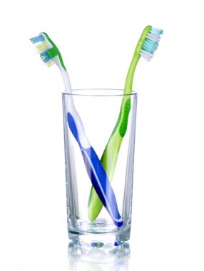 Cam, üzerinde beyaz izole iki diş fırçaları 