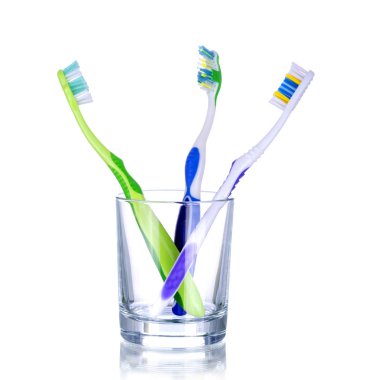 Cam, üzerinde beyaz izole üç diş fırçaları 