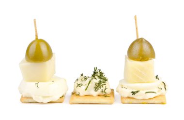 Zeytin, peynir ve kraker beyaz arka plan üzerinde lezzetli kanepe 